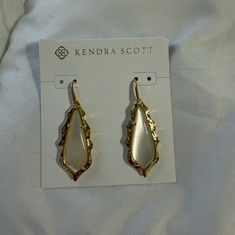 NWT Kendra Scott Adriana Scallop Drop Earrings - Picture 3 of 5